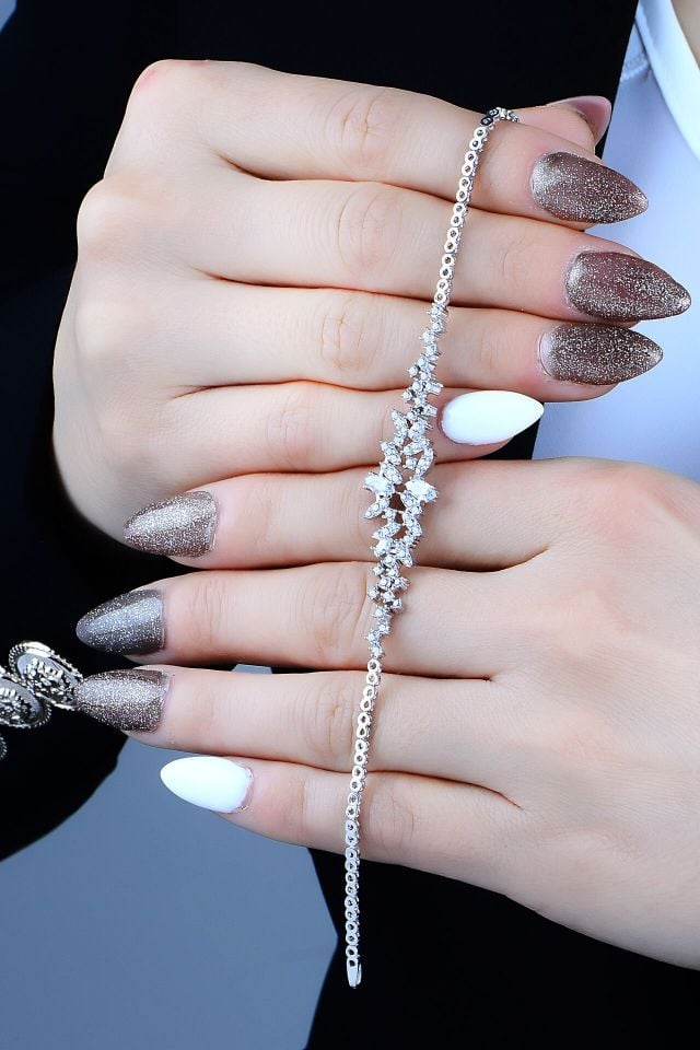 925 Ayar Gümüş V Model Mekik Pırlanta Montür Su Yolu Set