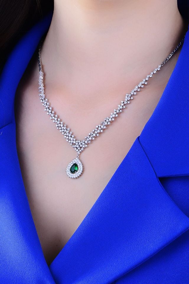 BARIŞ TAKI 925 Ayar Gümüş V Model Hürrem Yeşil Pırlanta Montür Su Yolu Set