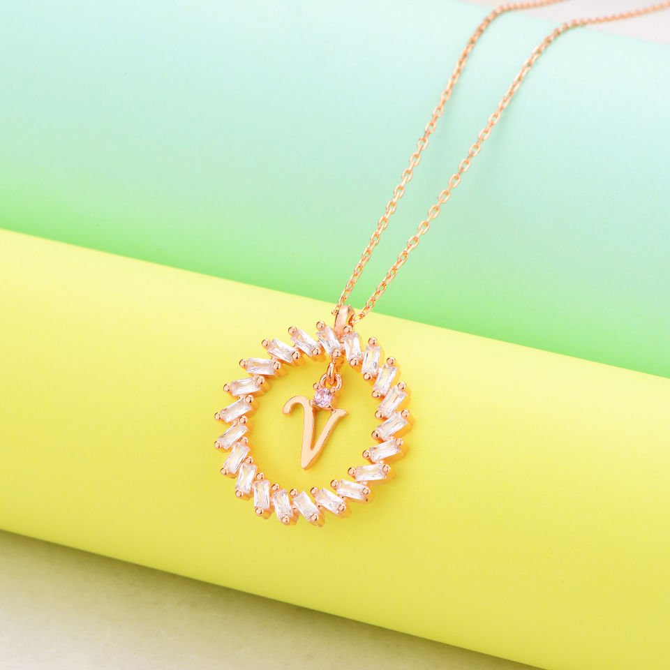 925 Ayar Gümüş Ful Taşlı Daire İçi Harfli Hayalet Kolye V