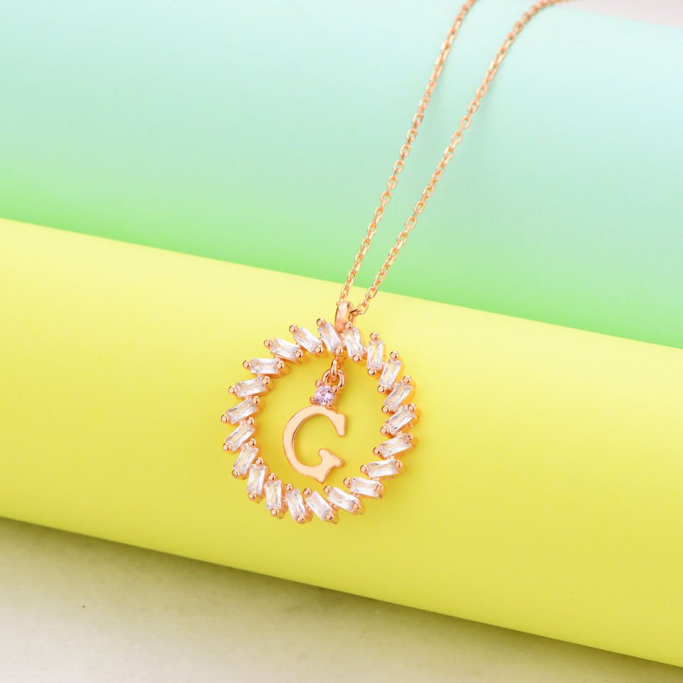 925 Ayar Gümüş Ful Taşlı Daire İçi Harfli Hayalet Kolye Ğ