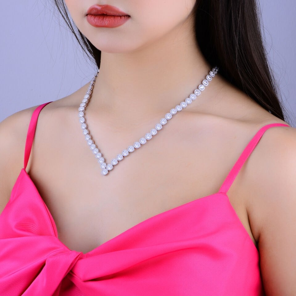 925 Ayar Gümüş 4 MM Pırlanta Taşlı V Model Su Yolu Set