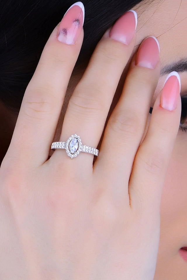 925 Ayar Gümüş Mekik Taşlı Model Yüzük